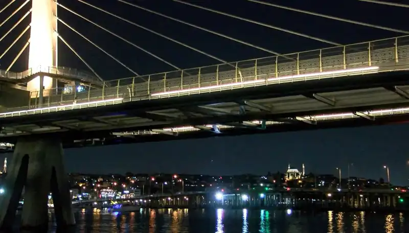 İstanbul'daki Metro Köprüsünden Denize Düşen Kişi İçin Arama Kurtarma Çalışmaları Devam Ediyor
