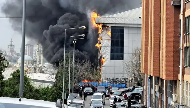 Başakşehir’de Sanayi Sitesinde Büyük Yangın Paniği: Olay Yeri Detayları