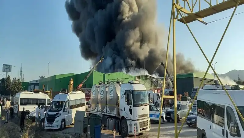 Gönen'de Fabrika Yangını: Tüm Gözler Yangın Bölgesine Çevrildi