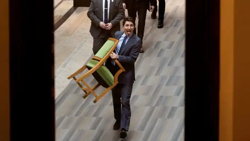 Trudeau'nun Olaylı Çıkışı: Sandalyeyi Kaptı, Halktan Son Defa Çaldı!