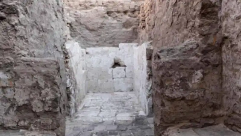 Mısır'da Tarihin Derinliklerinde: 3 Bin 500 Yıl Önceye Ait Kraliyet Mezarı Keşfedildi