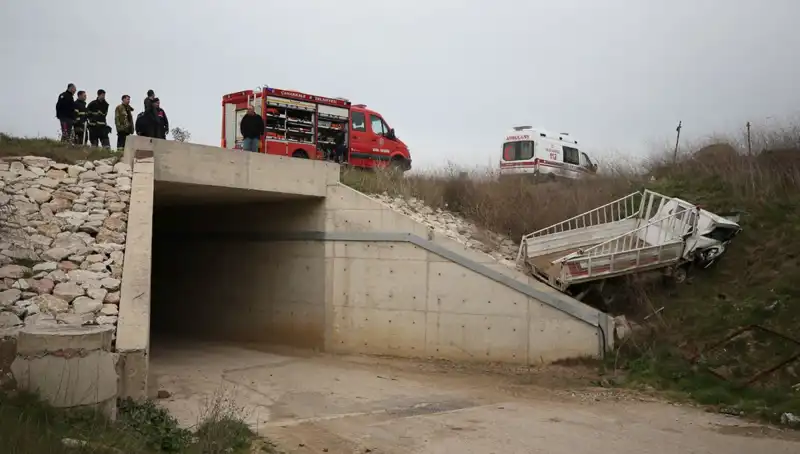 Kamyonet Alt Geçide Düştü: Feci Kaza Sonrası Bir Kişi Hayatını Kaybetti