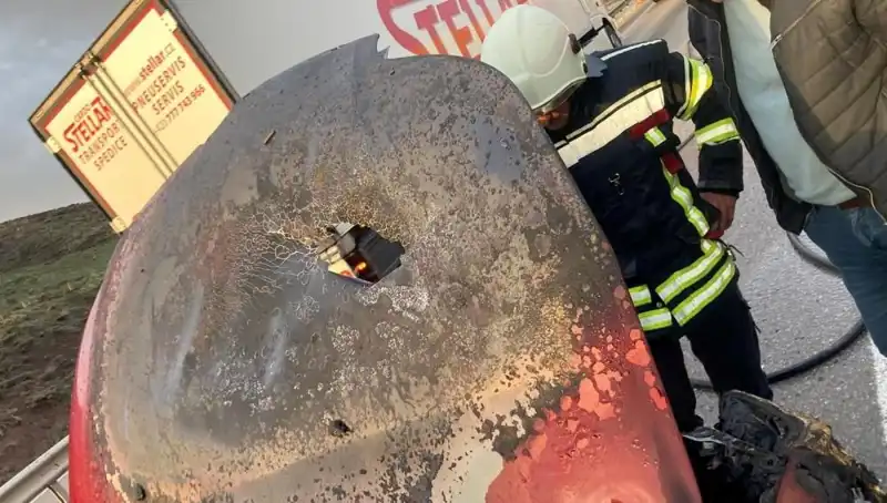 Seyir Halindeki Otomobilde Neler Oldu? Yangın Anı Gözler Önünde!
