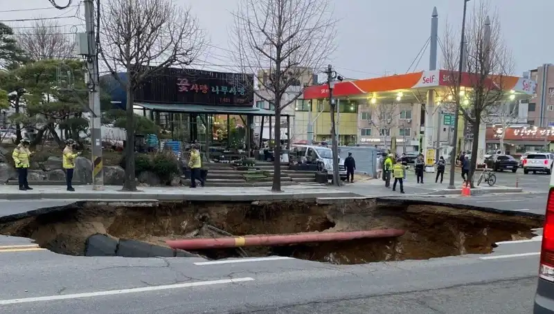 Güney Kore'de Motosikletin Yuttuğu Dev Çukur: 1 Kayıp ve 1 Yaralı