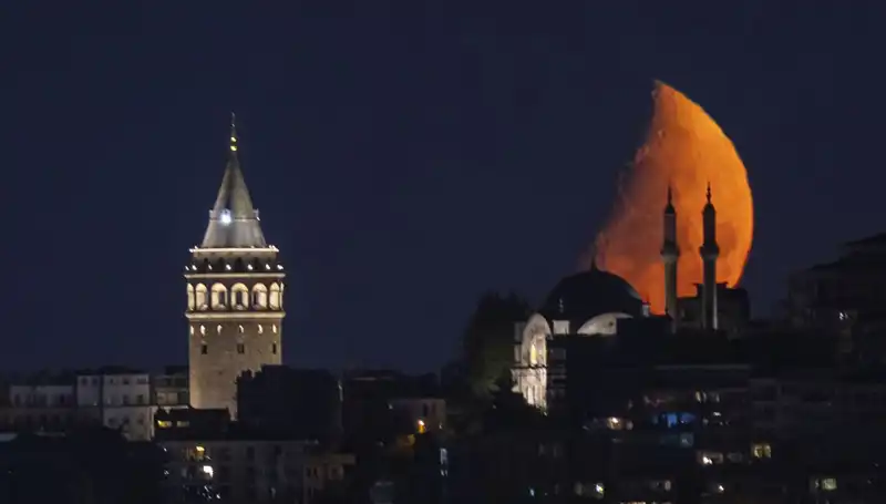 İstanbul'da Yarım Ay Gökyüzünde Büyüleyici Bir Manzara Sunuyor