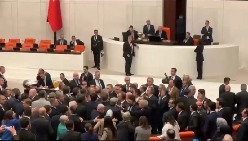 Mecliste Şok! Emekli İkramiyesi Protestosu Kavga ile Sonuçlandı