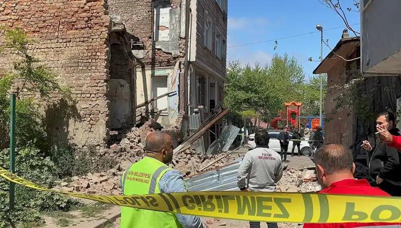 Deprem Felaketi: Fatih'te Bir Bina Çöktü, Can Kaybı Var mı?