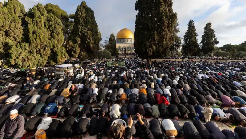 Mescid-i Aksa'da Bayram Namazında 120 Bin Filistinli Bir Araya Geldi