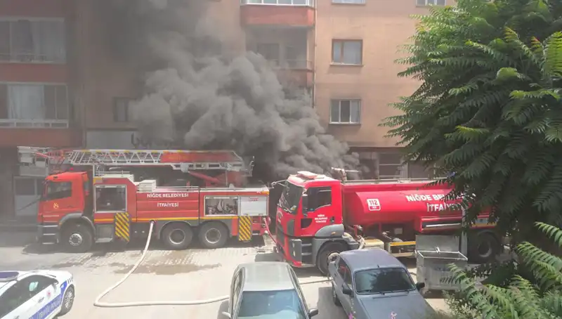 Niğde'deki Beyaz Eşya Deposunda Patlayan Yangın, Milli Endişeye Neden Oldu