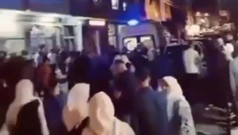 14 Yaşındaki Kader Balkondan Düşerek Ağır Yaralandı: Aile ve Komşular Şokta