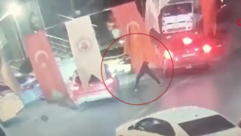 Otomobildeki Genç Saldırıya Uğradı: Kurşun Yağmuru Korkutucu Anları Yaşandı