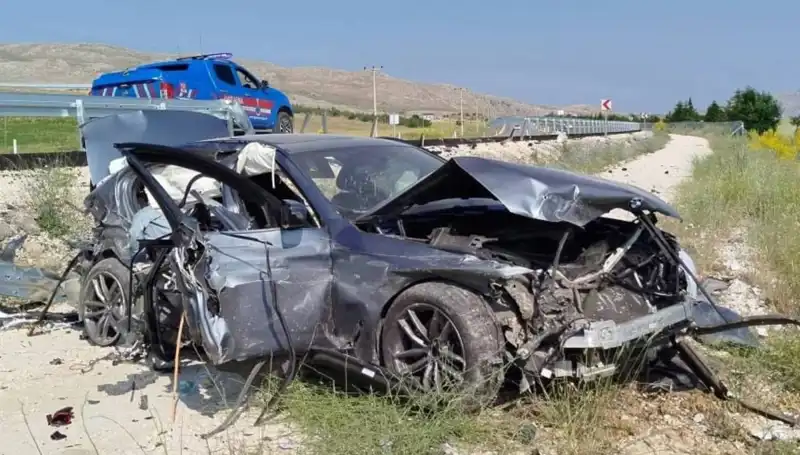 Sivas’ta İki Ayrı Trafik Kazasında 9 Kişi Yaralandı: Detaylar Açıklanıyor