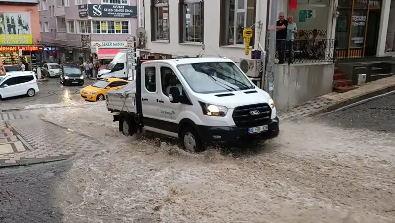 10 Dakikalık Sağanak, Şehri Su Bağlarına Gömerek Sıcak Gündeme Geldi!