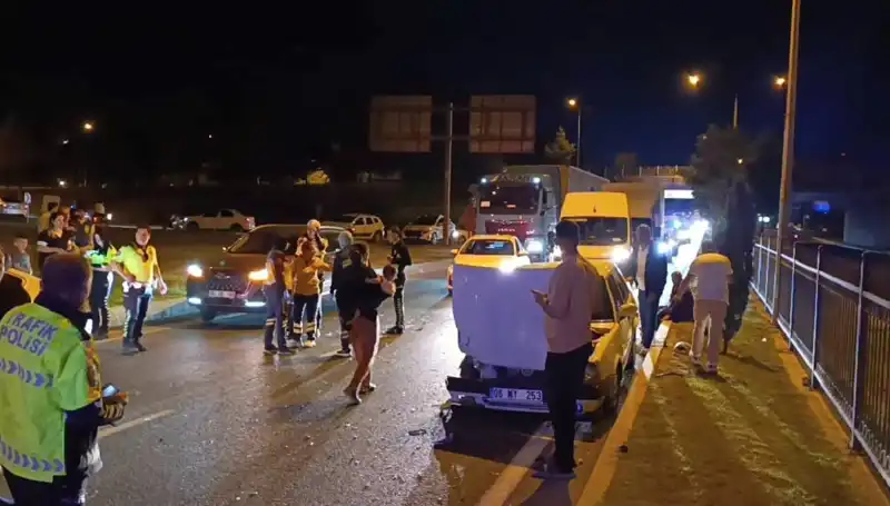 Otoyoldaki Çocuklar, Kuralsız Geri Dönüş Sonrası Kazada Yaralandı