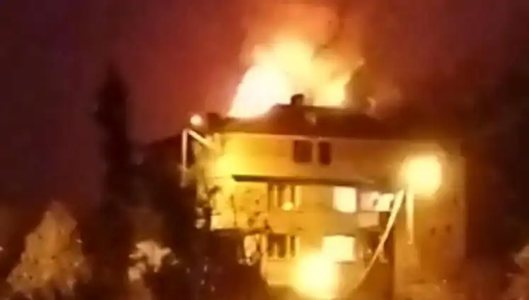 Mahallede Yangın Alarmı: Saman Dolu Çatı Alev Alev Yandı!