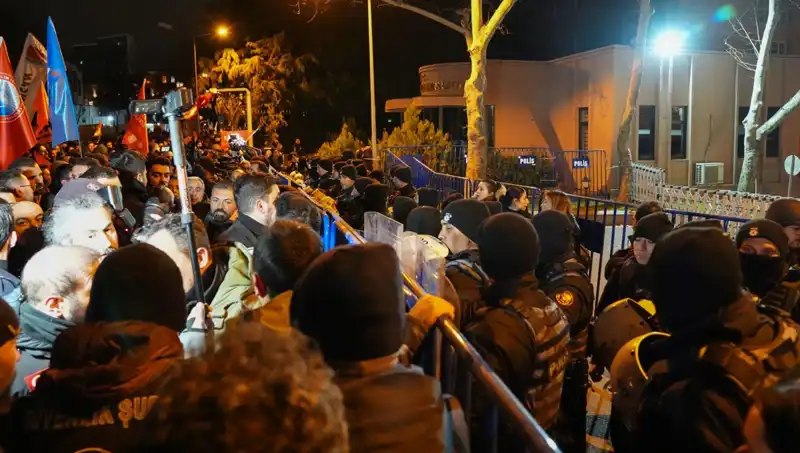 İstanbul'da Ekrem İmamoğlu Protestoları: 16 Polis Yaralandı, 53 Gözaltı
