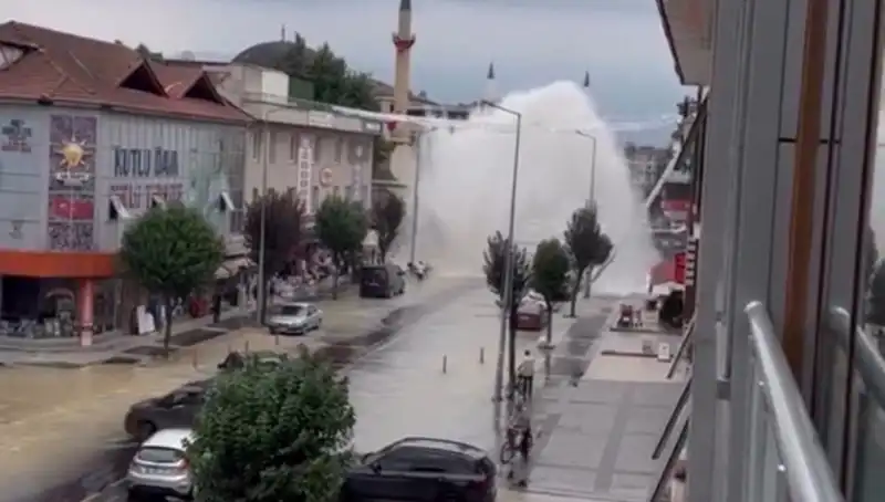 İçme Suyu Borusu Patladı, Şehir Meydanı Suya Gömüldü!