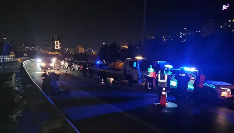 TEM Otoyolu'nda Yatan Kişiye Çarpan Araç Zor Anlar Yaşattı