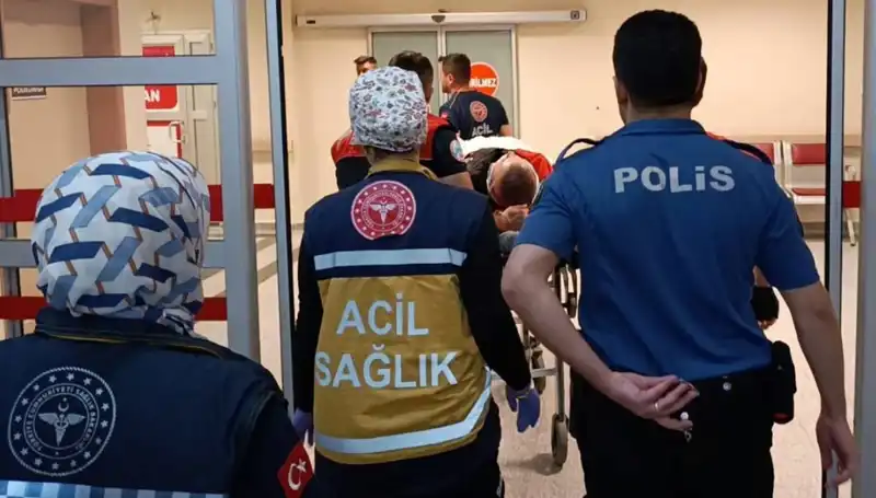 Kaza Sonrası Sokaklar Karıştı: İki Yaralı, Olay Yerinde Panik